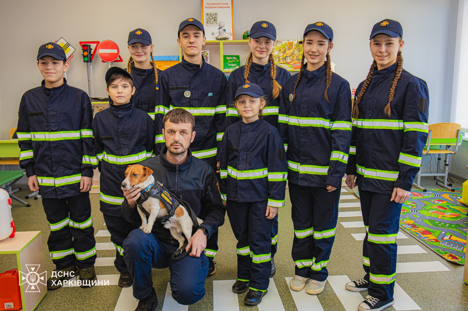 Пес Патрон у Мерефянському ліцеї на Харківщині - з дітьми