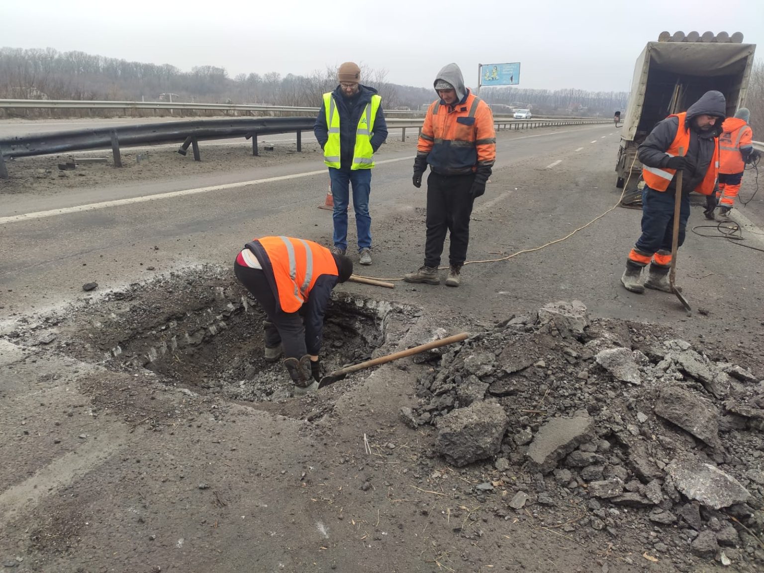 Під Харковом обмежили рух трасою через влучання «шахеда» (фото)