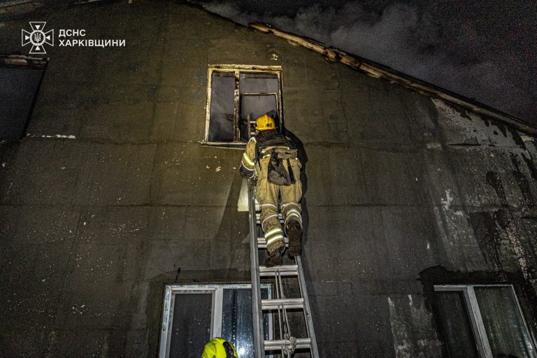 Причина – у пічному опаленні: ввечері під Харковом спалахнув будинок