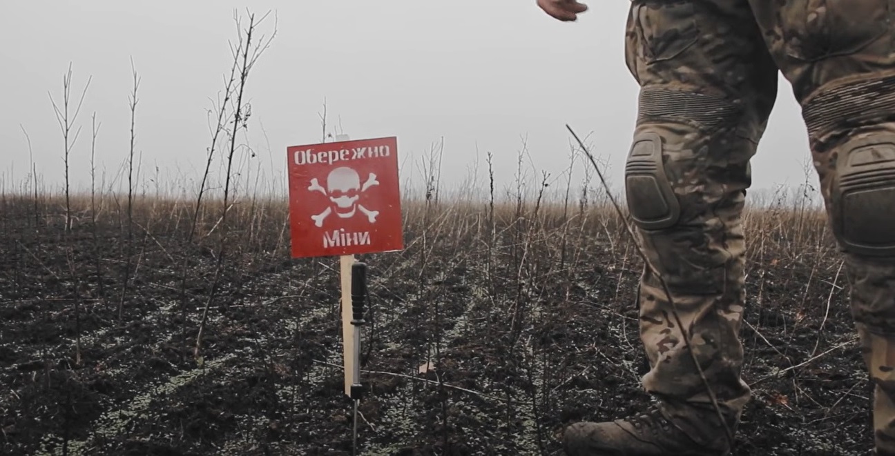 Чем засыпаны поля вокруг Харькова, показали нацгвардейцы (видео)