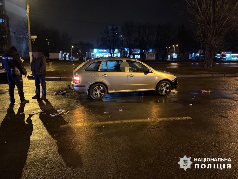 Автівка наїхала у Харкові на жінку, її особу встановлюють (фото)