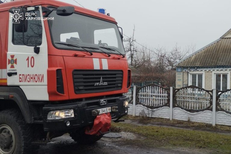 На Харківщині горів приватний дім: у вогні знайшли тіло пенсіонерки (фото)