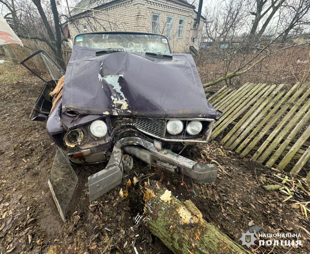 Въехал в дерево и бросил пострадавшую пассажирку: на Харьковщине ищут водителя