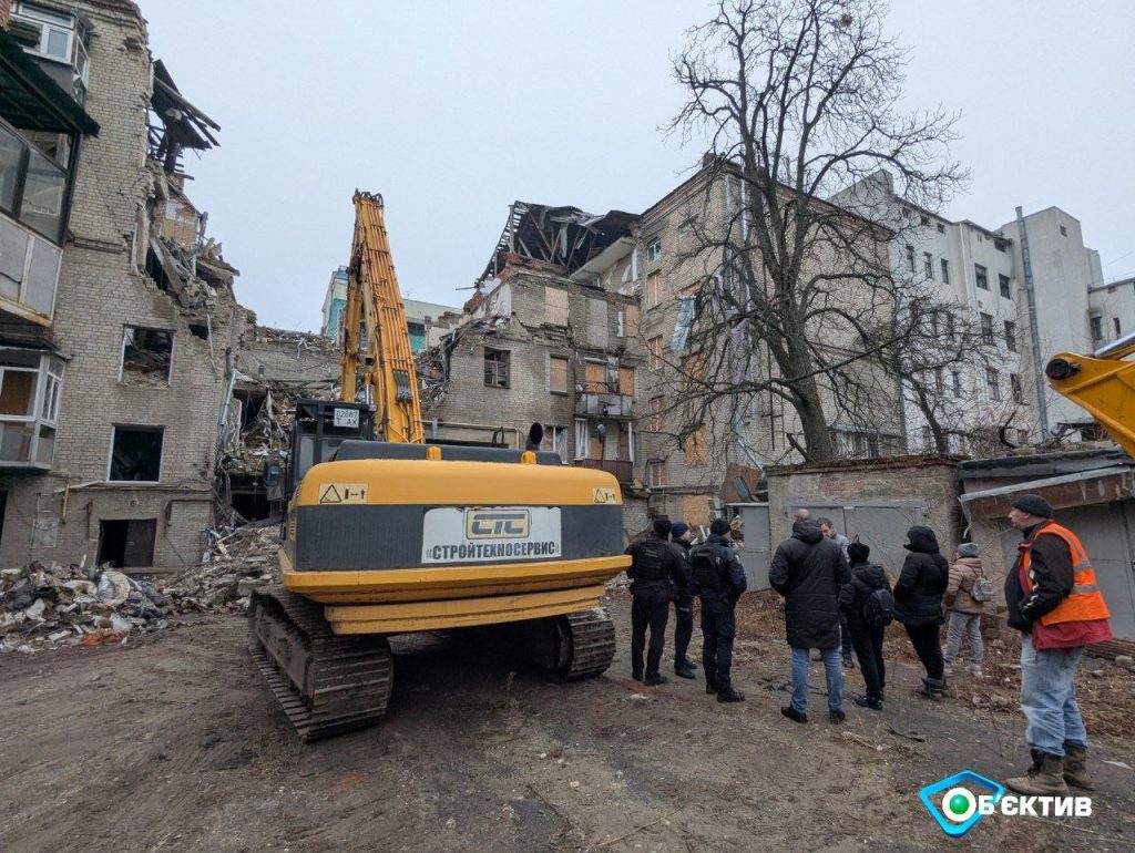 Скандал у Харкові: мешканці пошкодженого будинку не дають розбирати завали