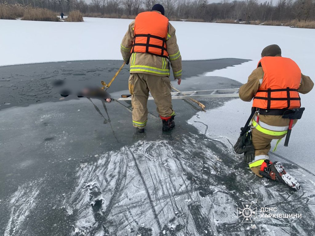 тело достали из воды в Харькове