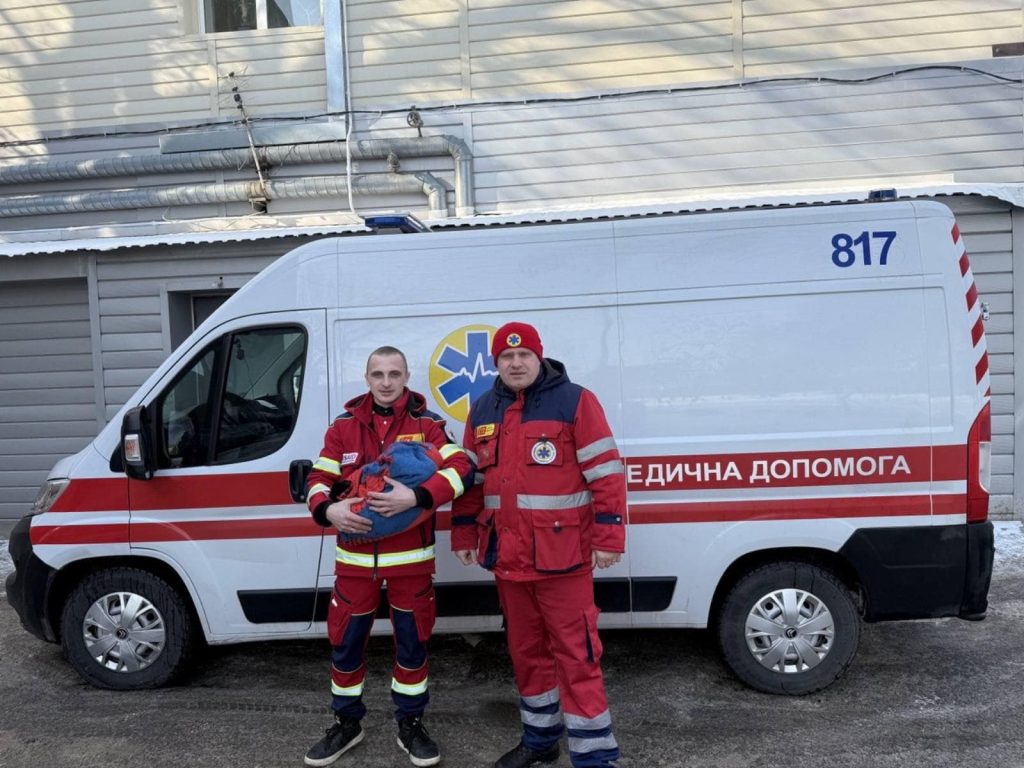 Народився хлопчик: бригада «швидкої» прийняла пологи вдома на Харківщині