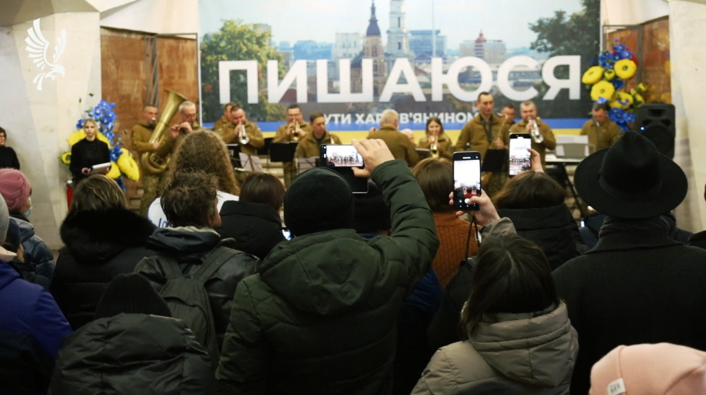 Нацгвардійці зібрали натовп на станції метро в Харкові (відео)