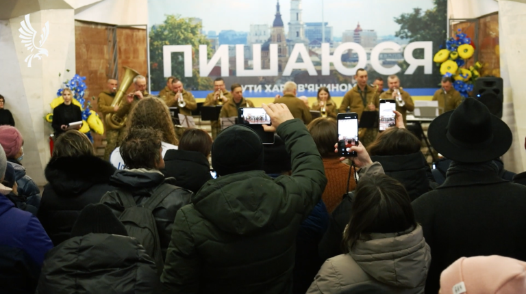 Нацгвардейцы собрали толпу на станции метро в Харькове (видео)