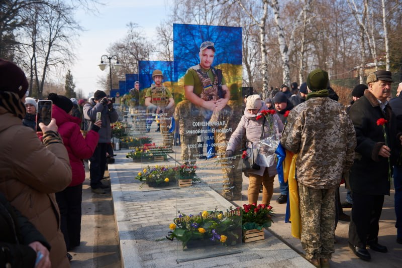 Аллею памяти в честь погибших воинов открыли в Харькове (фото)