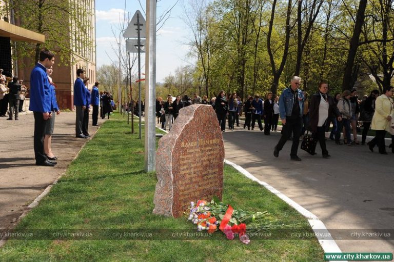 Земля з Москви і Санкт-Петербурга: у Харкові більше немає алеї пам’яті (фото)