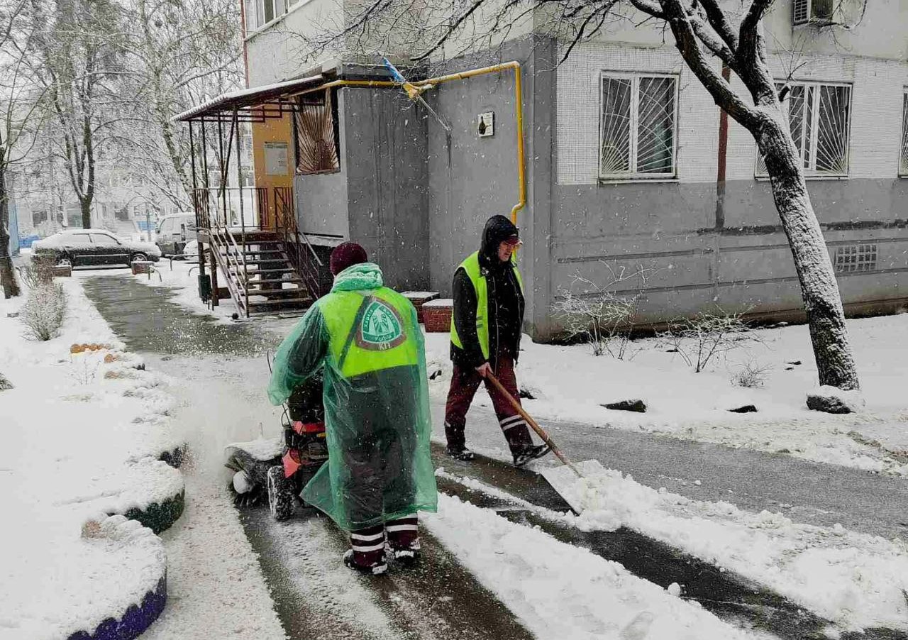 «Харьков под зимним одеялом»: дворники вышли на борьбу со снегом (фото)