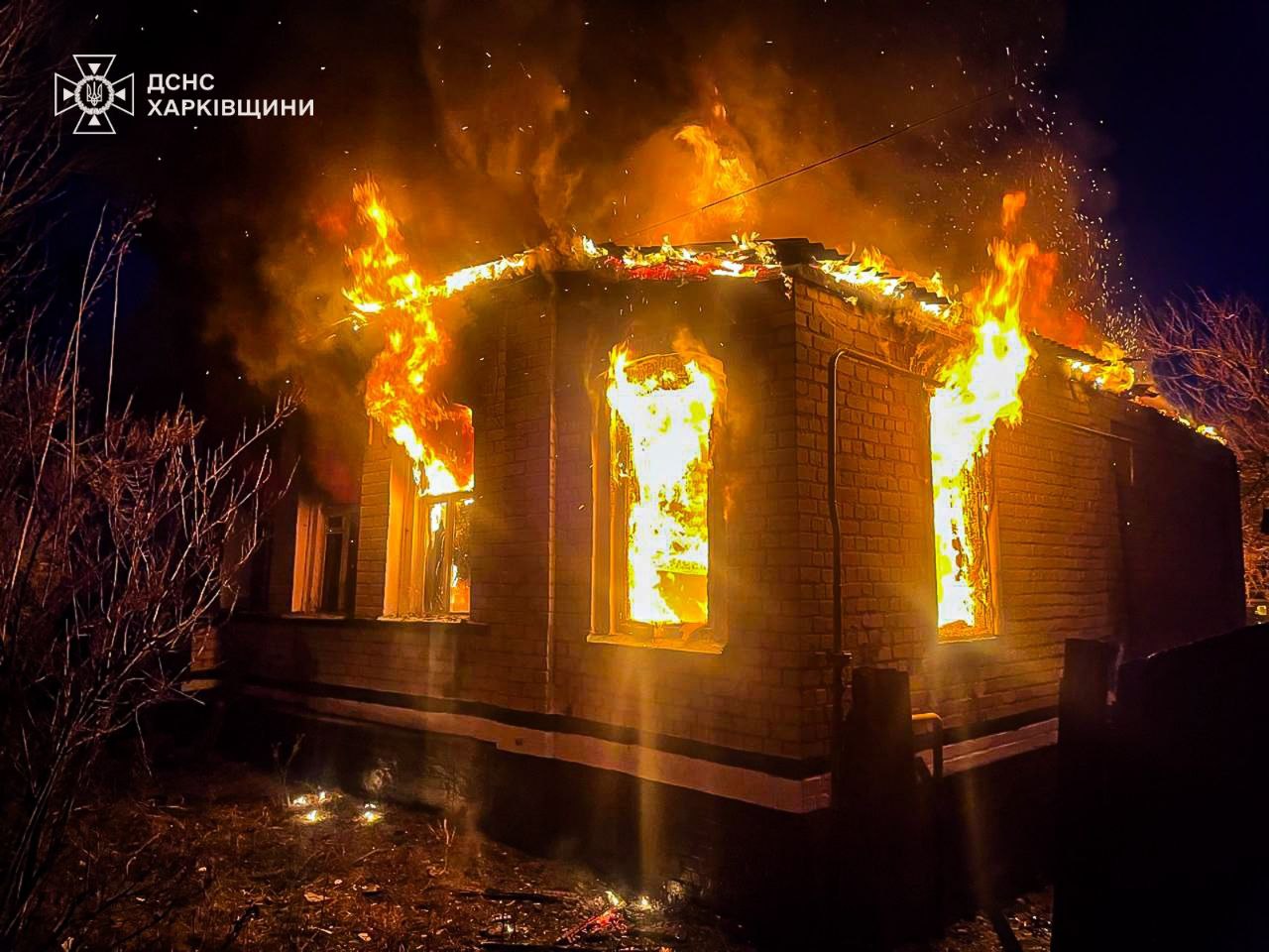 Частный дом горел в городе Харьковской области (фото)