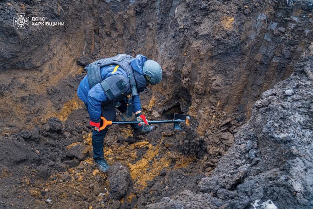 Жители нашли остатки российского боеприпаса от РСЗО на Харьковщине (фото)