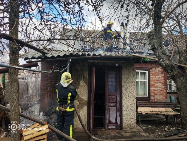 Дом горел на Харьковщине: из огня спасли пожилую женщину (фото)