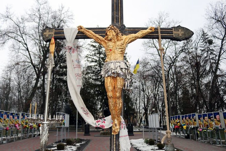 Величезне розп’яття з уламків снарядів виставили в місті на Харківщині (фото)