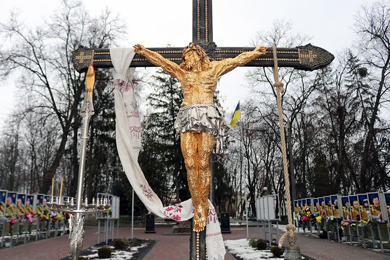 Величезне розп’яття з уламків снарядів виставили в місті на Харківщині (фото)