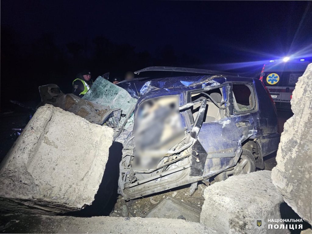 Авто врезалось в бетонное сооружение: в ДТП на Харьковщине погибли двое