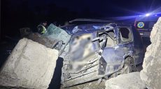 Авто врізалося у бетонну споруду: в ДТП на Харківщині загинули дві людини