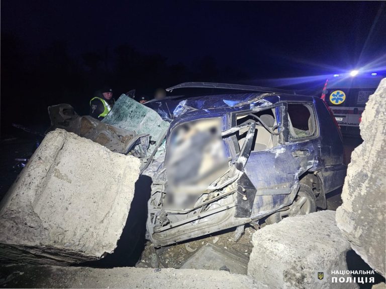 Авто врізалося у бетонну споруду: в ДТП на Харківщині загинули дві людини