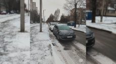 ДТП з трьома автівками у Харкові: дві машини були на літній гумі (фото)