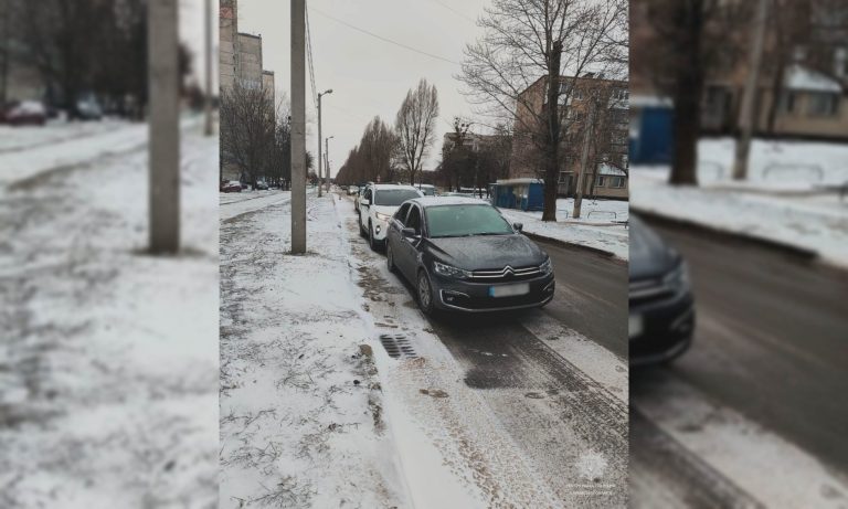 ДТП з трьома автівками у Харкові: дві машини були на літній гумі (фото)