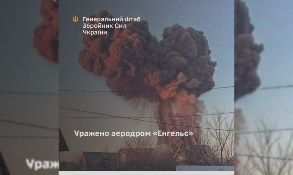 Пожежа, вибухи, детонація: СОУ вдарили по аеродрому «Енгельс» в РФ