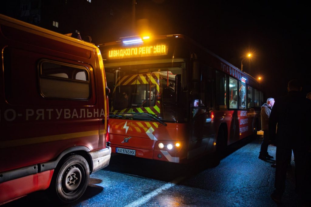 На місця «прильотів» у Харкові одразу ж приїжджає спеціальний автобус (відео)