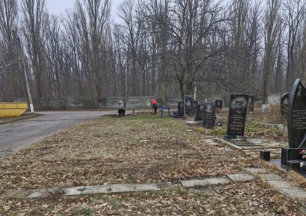 Множество нарушений нашли на кладбищах под Харьковом: просят пока не хоронить