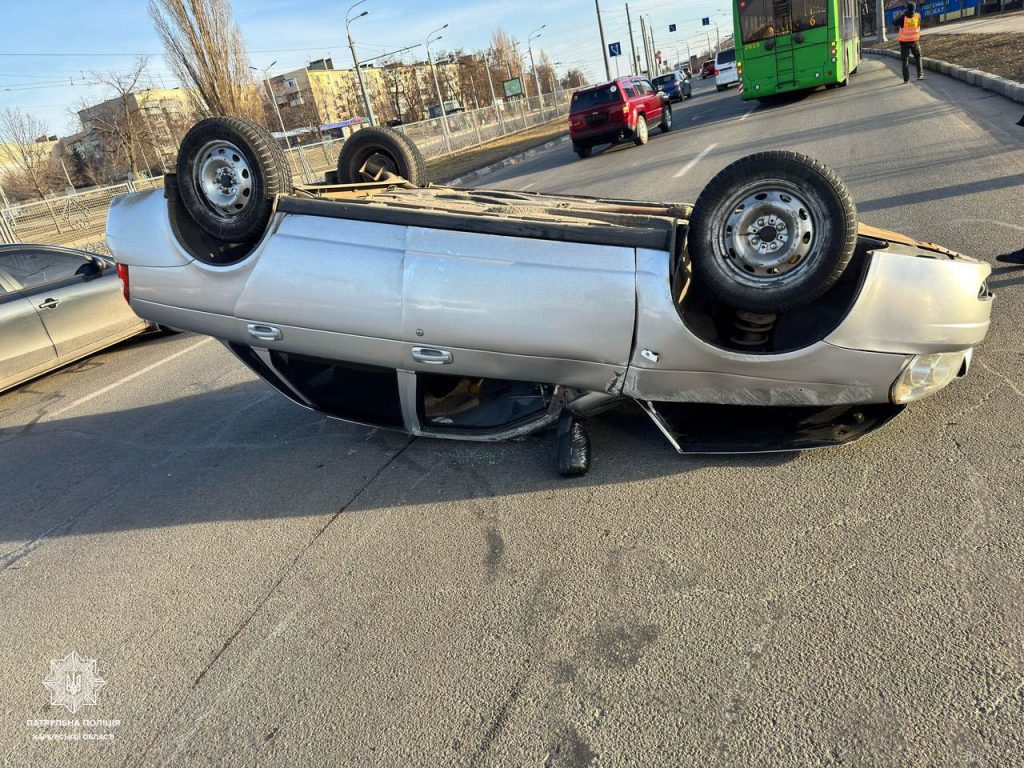 В’їхав у бордюр і перекинувся: водій був п’яним, встановили копи у Харкові