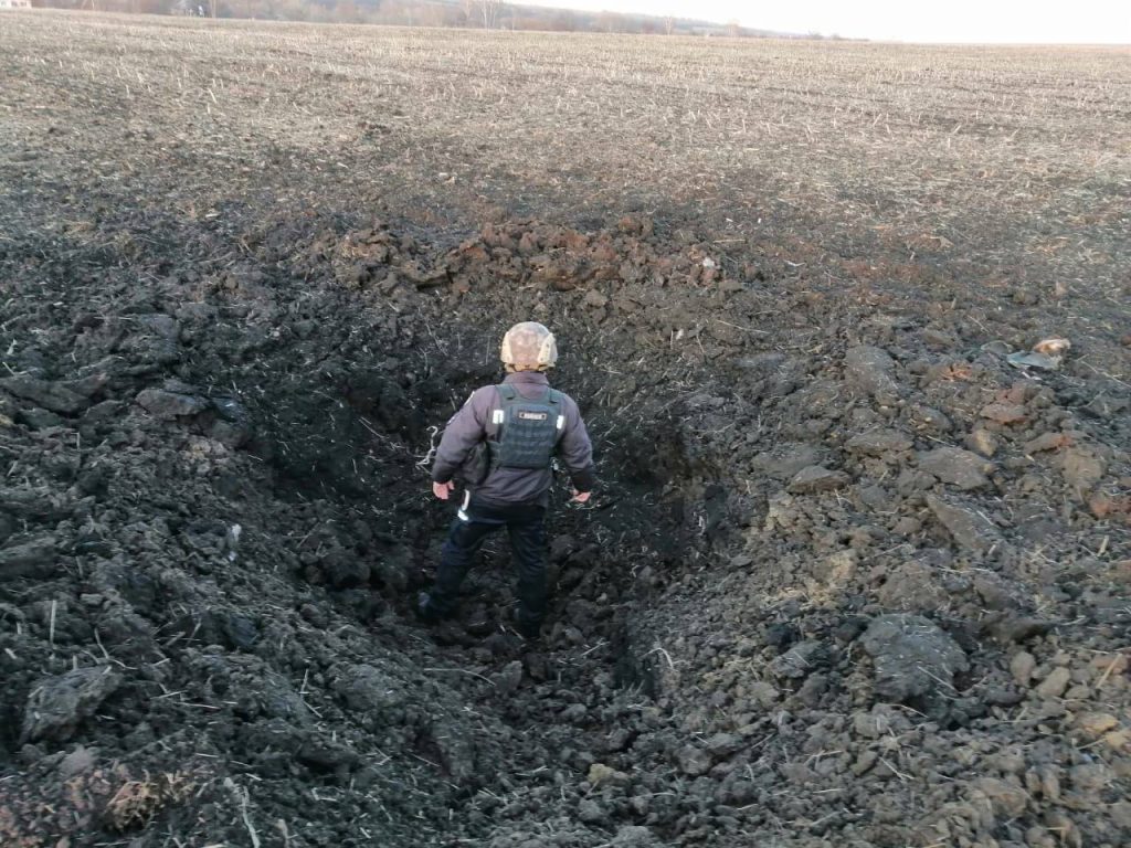 Воронка от удара КАБом по Золочевской громаде