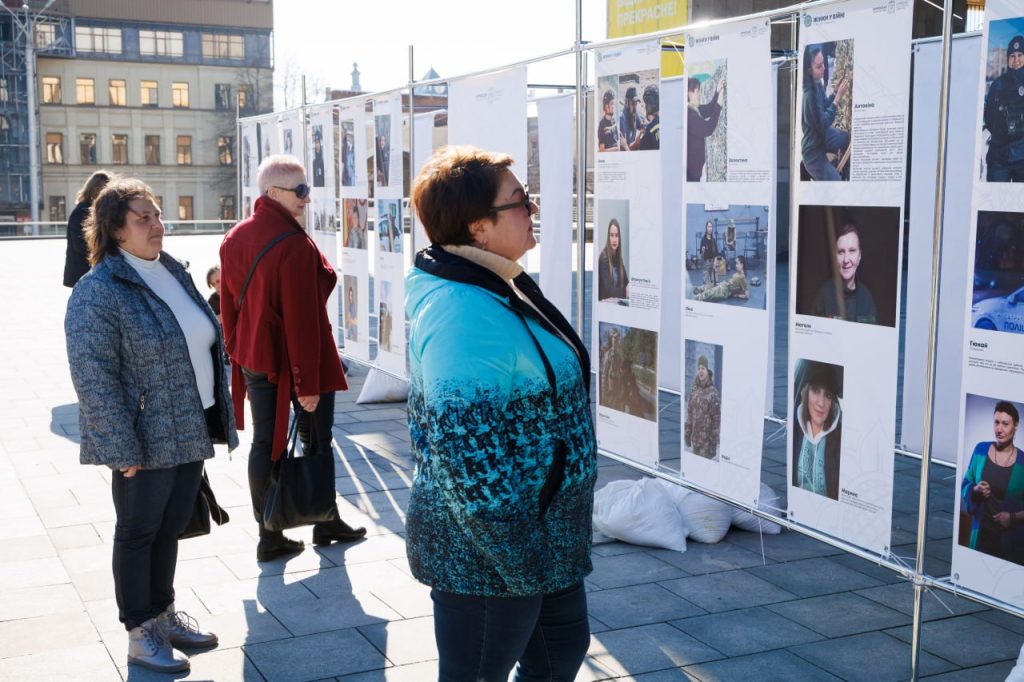 Женщины на войне: 8 марта в Харькове открыли выставку под открытым небом