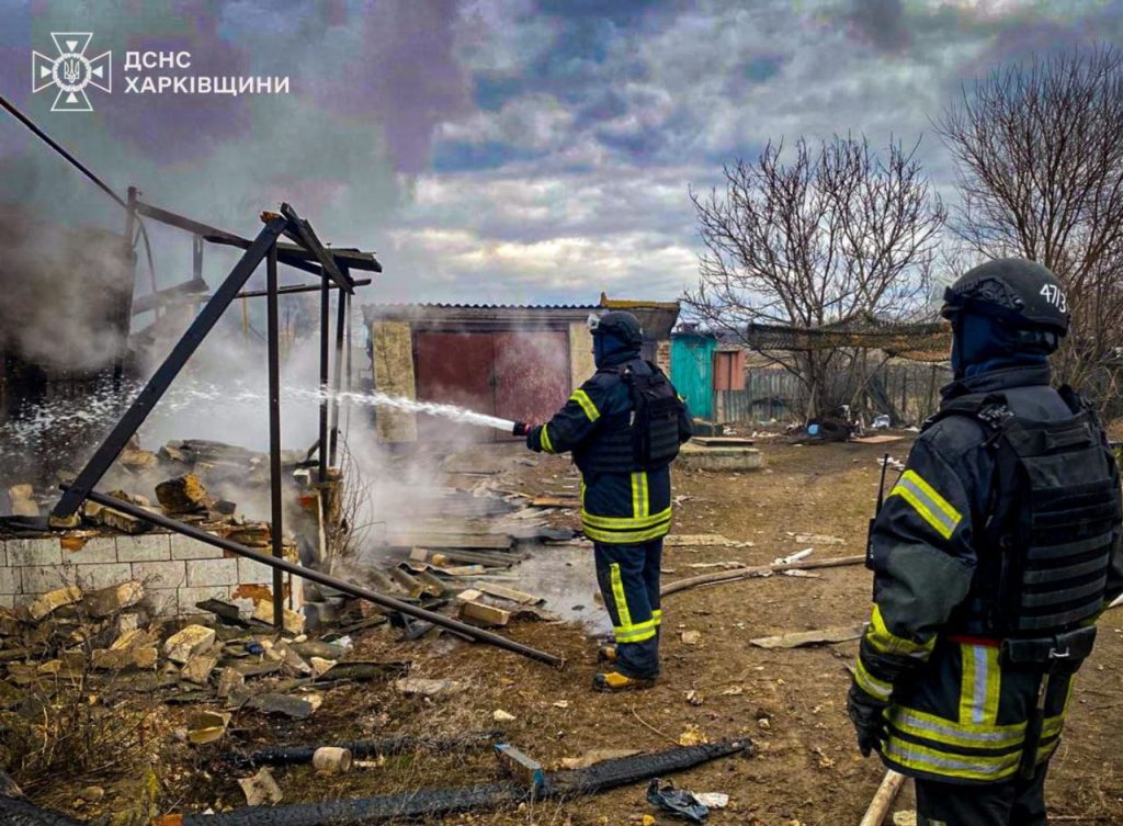 Пожежа у приватному будинку сталася через обстріл села на Харківщині (фото)