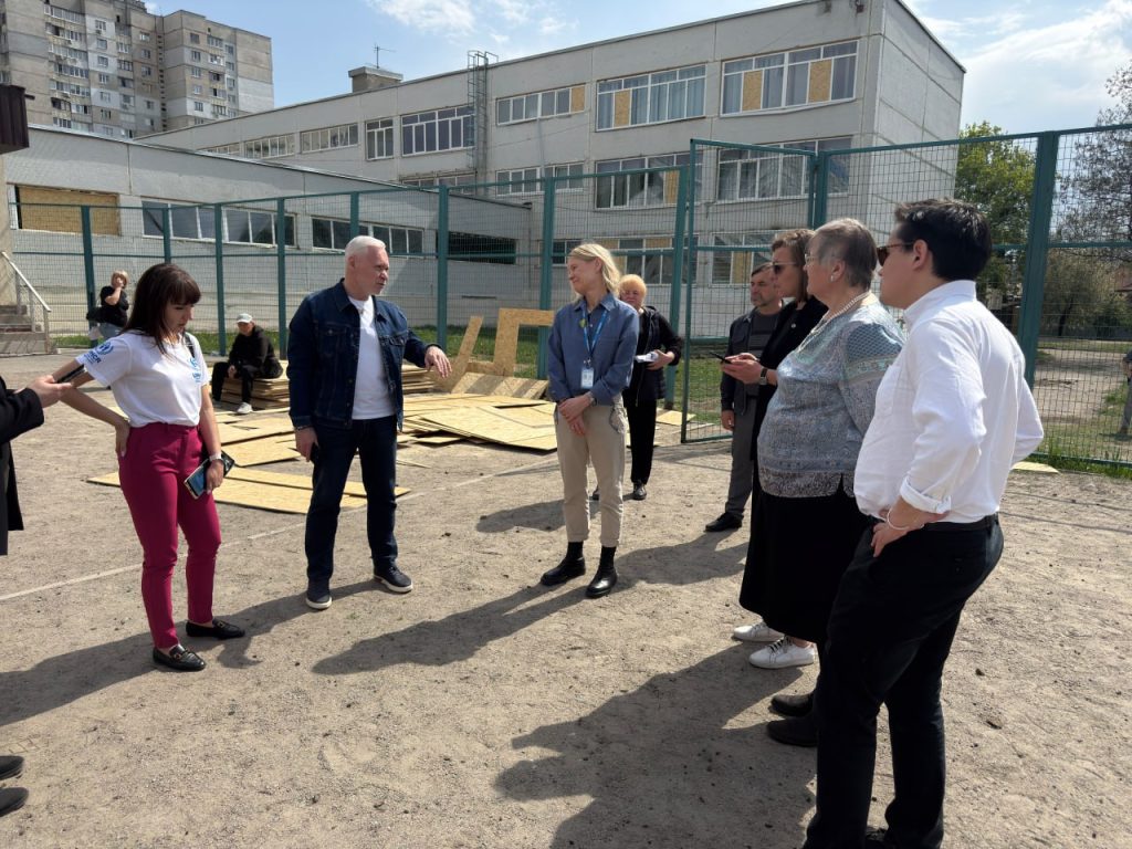 Представители четырех стран и ООН побывали на месте «прилета» в Харькове 📷